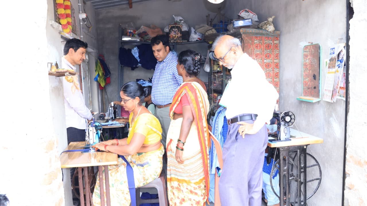  కుట్టు ప్రక్రియను వేగవంతం చేసి, పాఠశాలల వారీగా ఏకరూప దుస్తులను పంపిణీ చేయాలి  జిల్లా కలెక్టర్ సందీప్ కుమార్ ఝా